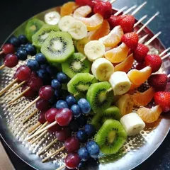 For a lighter and healthier option, we offer fresh fruit skewers. These colorful and refreshing treats, featuring grapes, kiwi, banana, and strawberries, are perfect for daytime events or as a healthy dessert.