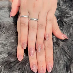 Elegant and sparkly, these nails are fully coated in a fine pink glitter polish for a dazzling yet sophisticated finish.