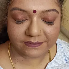A practice session focusing on mature skin. This look features a soft brown eyeshadow and a neutral mauve lip, a beautiful combination that defines the features elegantly.