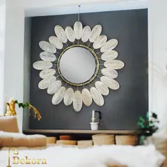 The flower-like arrangement of the metal leaves gives this mirror a soft, organic feel.