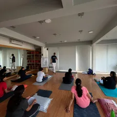 An instructor leads a discussion during our PCOD/PCOS workshop, explaining the connection between yoga and hormonal health.