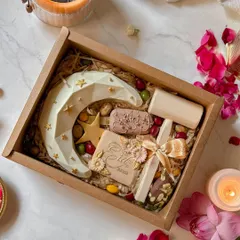 The Eid piñata box, a curated gift that includes the smashable moon, a hammer, and other themed treats, all beautifully packaged. It's a complete and memorable gift for friends and family.