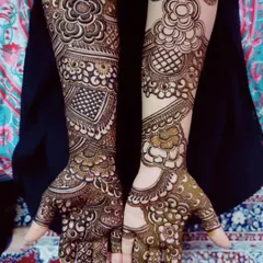 Here are two hands, one design. I love creating patterns that are unique yet flow together perfectly. This bridal mehndi features a mix of geometric shapes, floral paisleys, and delicate netting.