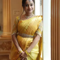 A close-up of my look for a traditional South Indian event. The details, from the maang tikka to the necklace, complete the festive and elegant appearance.
