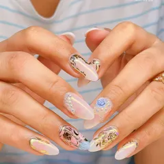 For those who love intricate details, I create custom 3D nail art. This set includes delicate gold foil, tiny pearls, and sculpted floral elements for a truly one-of-a-kind, luxurious manicure.