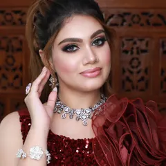 For a sophisticated reception or cocktail party, I create looks that are modern and chic. Here, I’ve used a soft smokey eye with a glossy nude lip, complemented by diamond jewelry, to create an elegant and glamorous party makeup style.