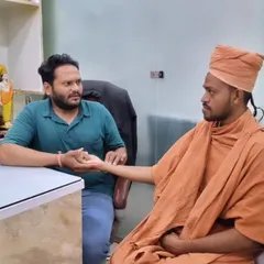 Here I am with Charan Sevak Swami, also from the Rajkot Gurukul, performing a pulse diagnosis. Serving those who dedicate their lives to spirituality is a profound honor. Ayurveda and spirituality are deeply connected paths to well-being.