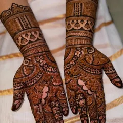 A lovely engagement mehendi with architectural and floral bands, showing a rich, fresh stain.
