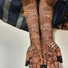 This intricate bridal design extends all the way up the forearms. I've used a combination of classic motifs, including paisleys, grids, and floral bands, to create a rich and textured look.