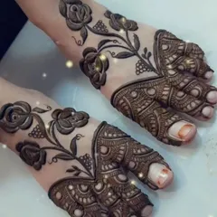 A delicate and romantic design for the feet, featuring a vine of roses that trails beautifully over the foot. This is a great option for an engagement or sangeet ceremony.