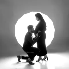 I love creating powerful, artistic silhouettes that focus on connection. This black and white portrait of an expecting couple captures the quiet anticipation and love in a simple, timeless way.