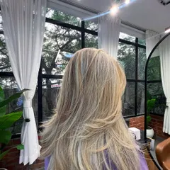 An example of a complex colour correction. We carefully lifted the old colour and applied a new, even shade of blonde with beautiful dimension.