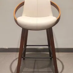 A high counter chair with a beautiful curved wooden backrest and a comfortable white leatherette seat. The solid wood legs provide excellent stability.