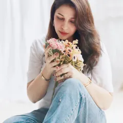 Choosing myself. Every single day. A simple reminder captured in a quiet moment with a bouquet of flowers, finding peace and contentment in self-love.