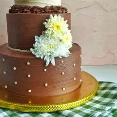 A close-up of the middle and bottom tiers. I used piped pearls and polka dots to add subtle, classic details.