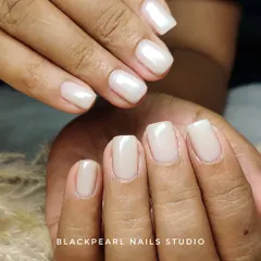 This chic and subtle look was created with a BIAB overlay and finished with a milky white chrome effect. It’s a perfect example of how to achieve an elegant, pearlescent shine on natural nails.