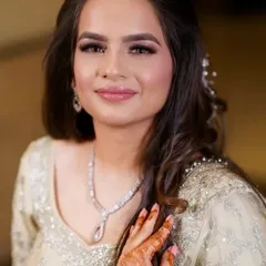 A beautiful Sangeet look that’s both soft and glamorous. The focus is on her radiant skin and defined eyes, paired with a neutral pink lip that complements her elegant outfit.