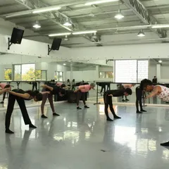 A wide view of our contemporary dance workshop in our Ulsoor headquarters. The spacious, mirrored studio allows every student to focus on their form and alignment as they move together.