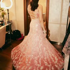 The full train and intricate embroidery of this pink Manish Malhotra lehenga are just breathtaking. It’s a true main character outfit for any grand event.