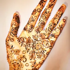A fresh, full-palm floral design right after application. The glitter you see is just for fun while the paste dries; the real magic is the dark stain that develops underneath.