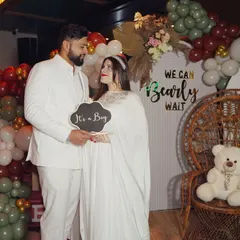 We love capturing the start of a new family journey. This beautiful baby shower moment shows the happy couple, dressed in white, celebrating the upcoming arrival of their baby boy with a sweet "We can bearly wait" theme.