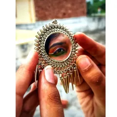 For my Independence Day shoot, I created this tricolor eye makeup, reflected in a traditional jhumka. It’s a creative way to incorporate a theme in a subtle yet impactful detail.
