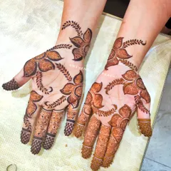 This Dubai-style design was inspired by a client's request from Pinterest. It features bold, spaced-out floral and vine patterns that flow beautifully across the hands, creating a very graceful and modern look.