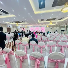 A live event at the Royal Garden banquet in Panvel. You can see how spacious the hall is, comfortably seating a large number of guests for a grand wedding ceremony.