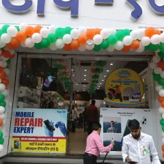 Getting this mobile store ready for a patriotic celebration! We created this full balloon arch using the tricolour theme for Independence Day. A decoration like this really makes a storefront pop and feel part of the city's celebrations.