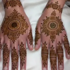 A classic and elegant mandala design. This circular pattern is perfect for guests or for festivals, offering a beautiful look that is quick to apply.