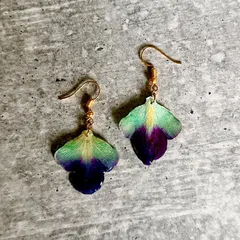 These beautiful earrings are made from real orchid petals. I carefully preserved the delicate flower to capture its stunning green and purple gradient, creating a piece of wearable nature.
