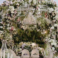 A closer look at the floral-drenched mandap, where thousands of pastel hydrangeas, roses, and delphiniums created a lush, textured canopy. The design included a crystal chandelier to add a touch of timeless elegance.