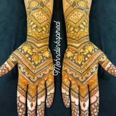 For the bride who loves modern elegance, we created this stylish V-shaped design. It combines traditional lotus motifs with contemporary patterns and clean lines for a chic and minimal bridal look.
