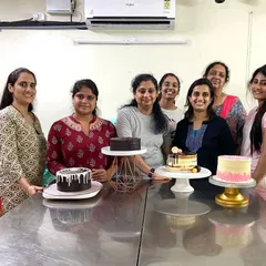 The happy faces after a successful baking class! It is so rewarding to see my students with the beautiful cakes they have created themselves.
