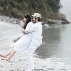Another joyful lift on the riverside, this time with a focus on the candid laughter and movement. These are the unscripted moments that make the best memories.