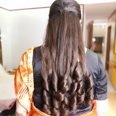A simple yet elegant party hairstyle. I created these soft, bouncy curls for a client who wanted a glamorous look with her hair left open. This style is perfect for receptions or cocktail parties.