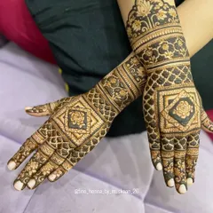 A stunning back-hand design for Rakhi. The geometric jaal pattern with a central floral motif gives a very full and rich look.