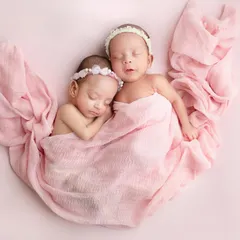 What can I say, the picture says it all. Sharing a womb and now forever sharing every experience in this world. Capturing the bond between newborn twins is truly magical.