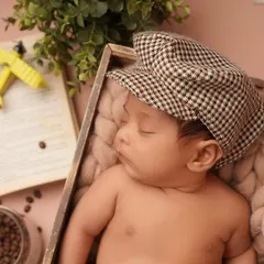 A close-up portrait of the sleeping baby in his newsboy cap. Even in a themed shoot, I always make sure to capture these peaceful, detailed shots of your little one.