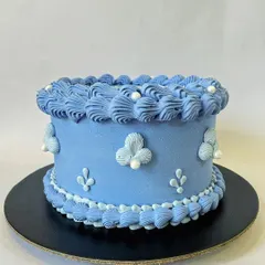Vintage is back! This cake features intricate, hand-piped buttercream details in a classic Lambeth style. It's a timeless design that brings a touch of old-world elegance to any event.