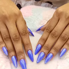Purple chrome, no apologies. This set is serving high-shine attitude on a sharp stiletto shape. The smooth, seamless chrome effect is clean yet bold, perfect for a statement look.