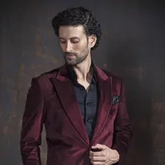 Elegance is in the details. This maroon velvet blazer is a perfect example of how I elevate classic tailoring with rich fabrics and a modern silhouette to create a look of pure sophistication.