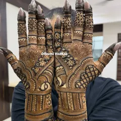 The back of the hands deserves just as much love. This design features a beautiful mix of traditional Indian patterns, with peacock motifs taking center stage.