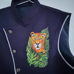 A close-up of a leopard portrait I painted on a custom jacket. I use fine brushes and high-quality acrylics to capture the intense gaze and detailed spots of the animal, turning a simple garment into a fierce statement piece.