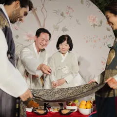The tradition of catching dates and chestnuts, which symbolize future children, is a joyful part of the Paebaek. I guide the couple and their families through these rituals to ensure they are both fun and meaningful.
