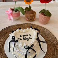 These cute potted crochet flowers, including a tulip, sunflower, and rose, add a touch of handmade charm to any celebration. Here they are celebrating our 5th anniversary alongside a beautiful cake.