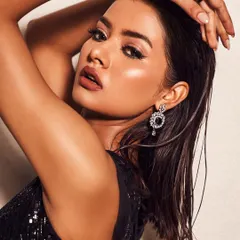 A close-up on this fierce look. The sharp, extended winged liner and contoured cheeks create a sculpted, high-fashion aesthetic, complemented by the wet-look hair.
