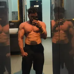 Dream big, work hard, stay focused. This mirror selfie shows a lean and vascular physique, the direct result of that philosophy.