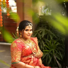 My favourite client Shruthi at her Valaikaappu (baby shower). I draped her beautiful red silk saree to be comfortable and elegant, ensuring she felt special on her big day.