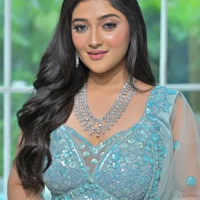 A stunning portrait featuring a multi-tiered American diamond necklace. Paired with a powder blue sequined lehenga, this is the perfect inspiration for a modern reception look.